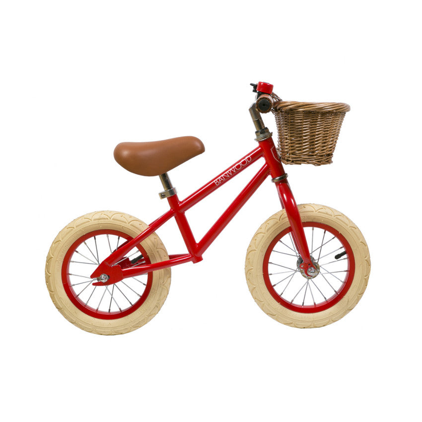 Schönes, stabiles Kinderlaufrad in rot von Banwood Bikes.